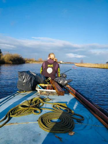 supschool-skjin-mei-skries-jinny-schippers-2021-album-skjin-up-afval-met-boot-uit-water